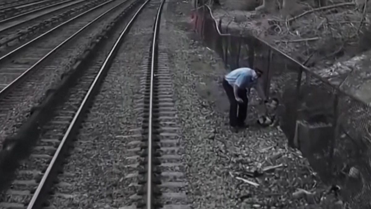 Tříletý autistický chlapec běhal u kolejí, zachránili ho newyorští strojvůdci